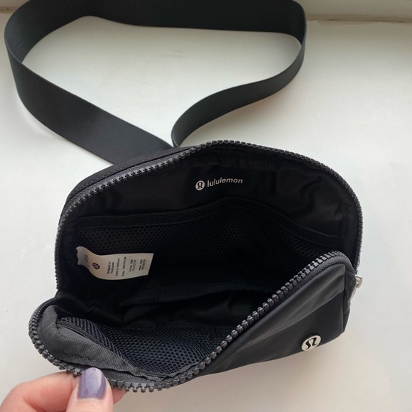 lululemon Everywhere Belt Bag (Black) - Picture 2 of 4